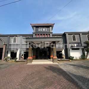 Hotel Dewi Near Gor Merdeka Jombang Mitra Reddoorz